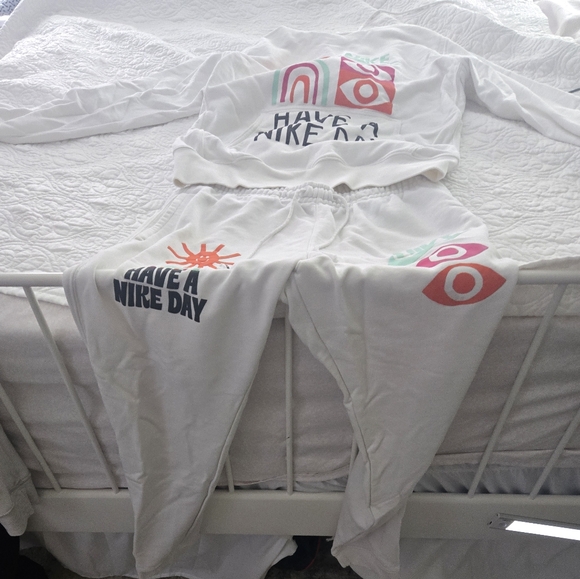 NIKE SWEAT SUIT - Picture 3 of 3